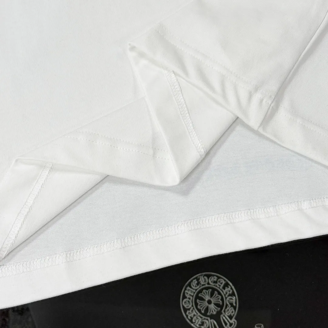 P170 Chrome Hearts Chrome Hearts 25 high version. The fabric is made of 300 grams of high-density pure cotton. It does not deform or shrink. It has three labels. It is the same style for men and women. Technology: suede foam printing. Color: white, black. SIZE: S-XL.